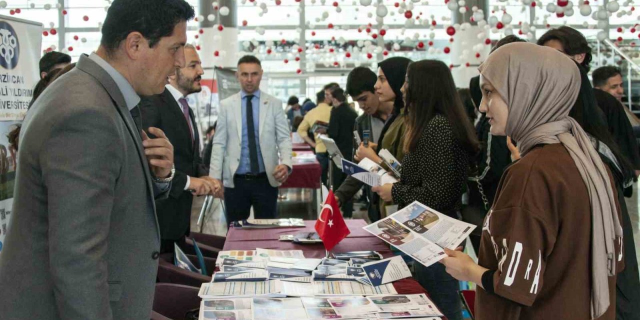 EBYÜ’lü akademisyenler üniversite adayı gençlerle buluştu