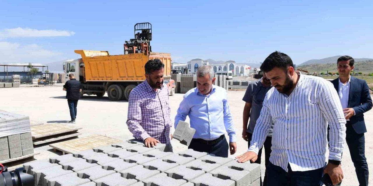 Yeşilyurt’ta hasar gören yollar baştan aşağıya yeniliyor