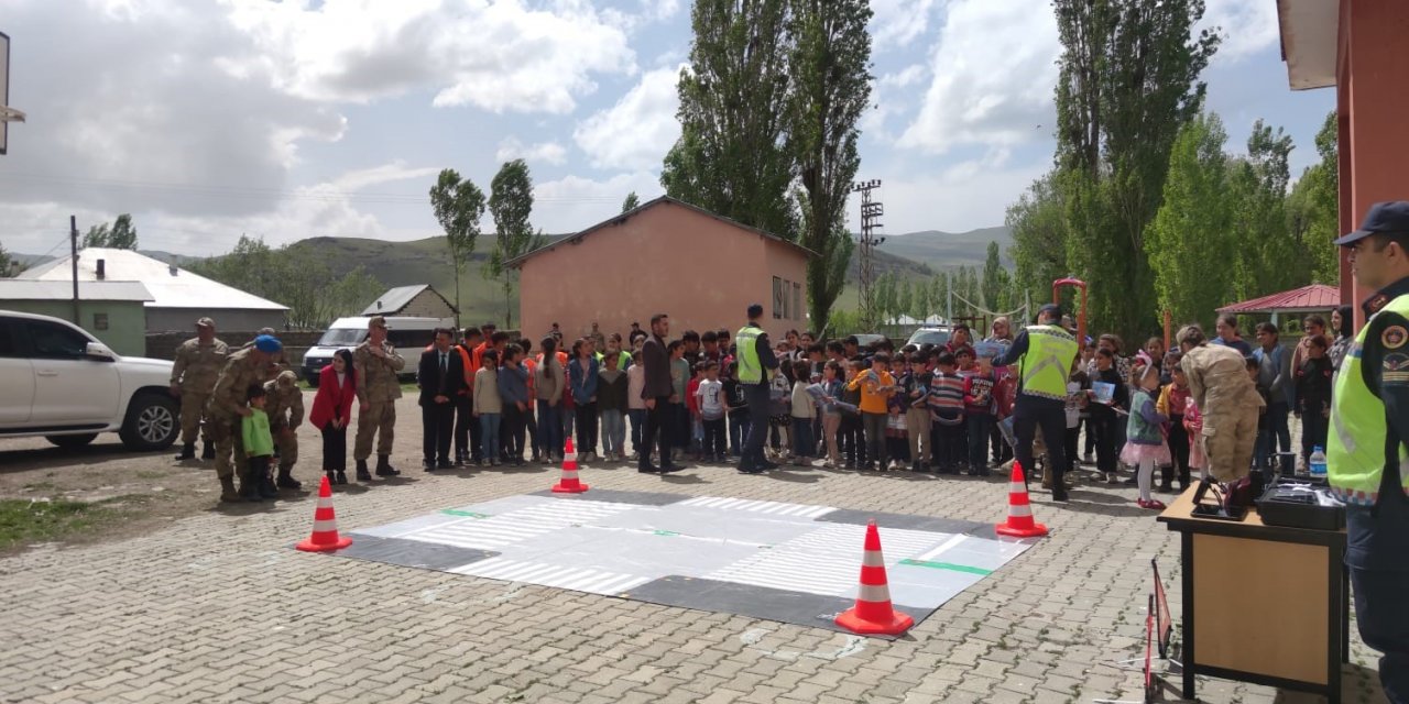 Jandarma Ağrı’da minik öğrencilere trafik eğitimi veriyor