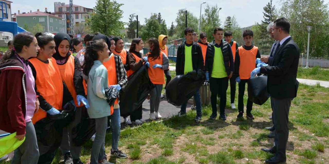 Refahiye’de liseli öğrencilerden çevre duyarlılığı