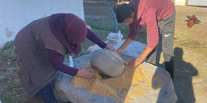 Den taşıyla buğday dövme geleneği