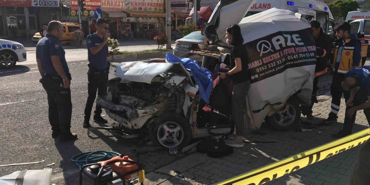 Freni patlayan tır kırmızı ışıkta bekleyen araçların arasına daldı