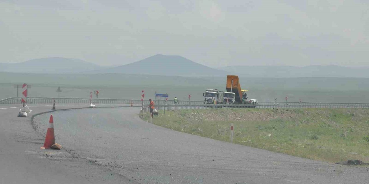 Kars-Arpaçay arasında yol çalışmaları devam ediyor