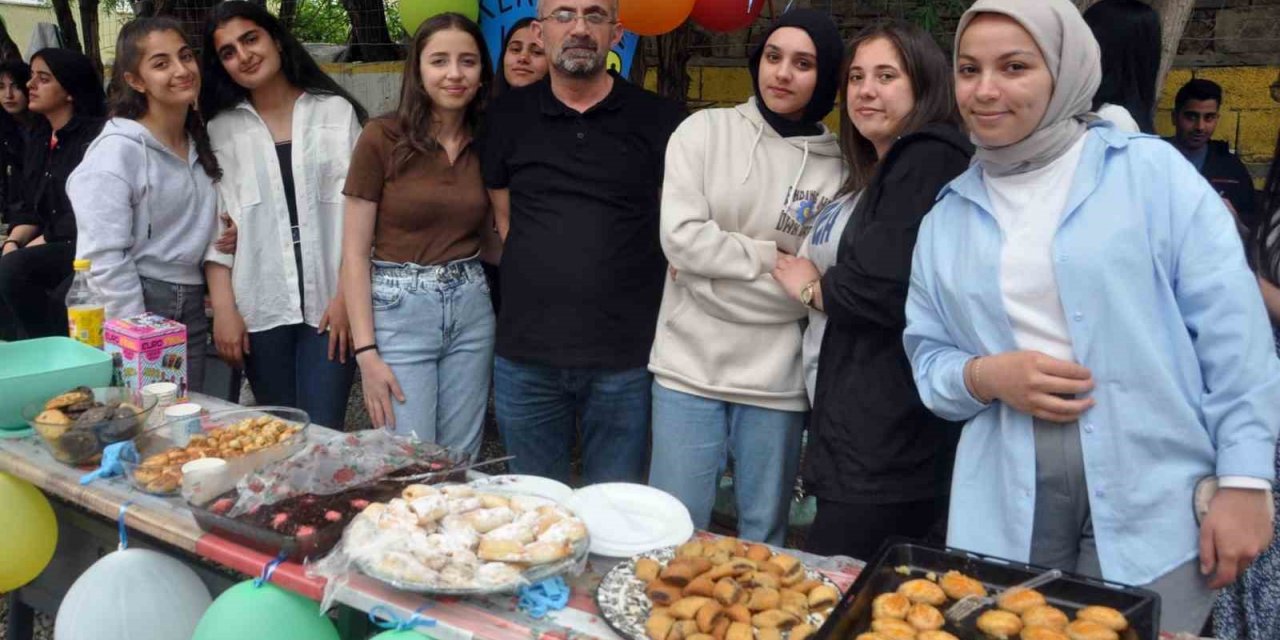 Öğretmen ve öğrencilerden bahar şenliği