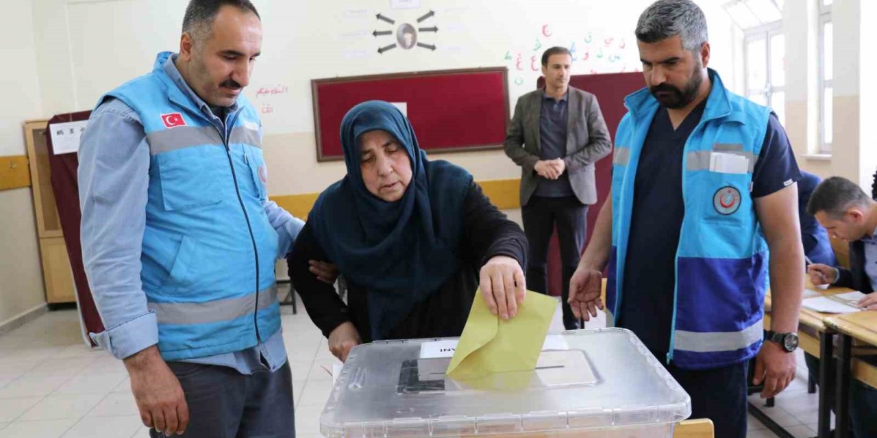 Ambulansla taşınan hastalar sandık başına gitti