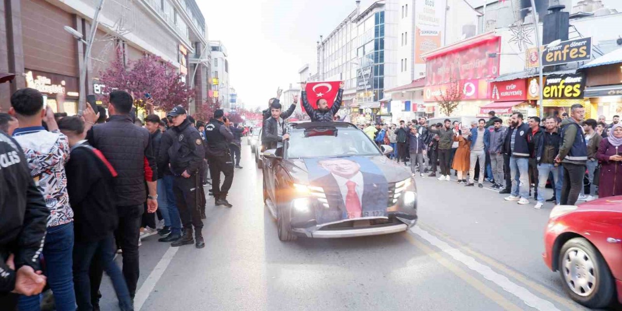 Erzurumlular Erdoğan’ın zaferini halaylarla kutladılar