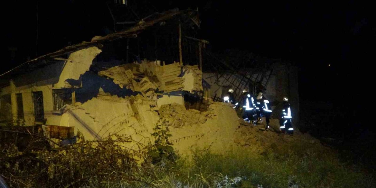 Malatya’da hasarlı evde göçük meydana geldi