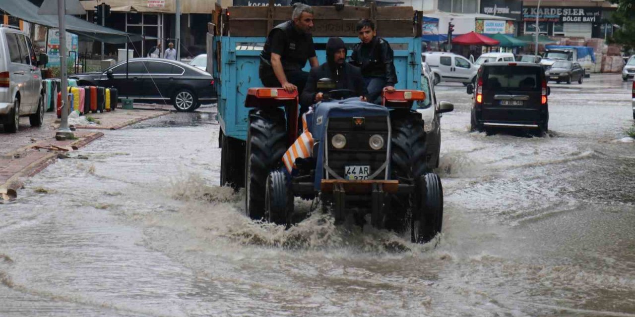 Malatya’da sağanak yağış hayatı olumsuz etkiledi