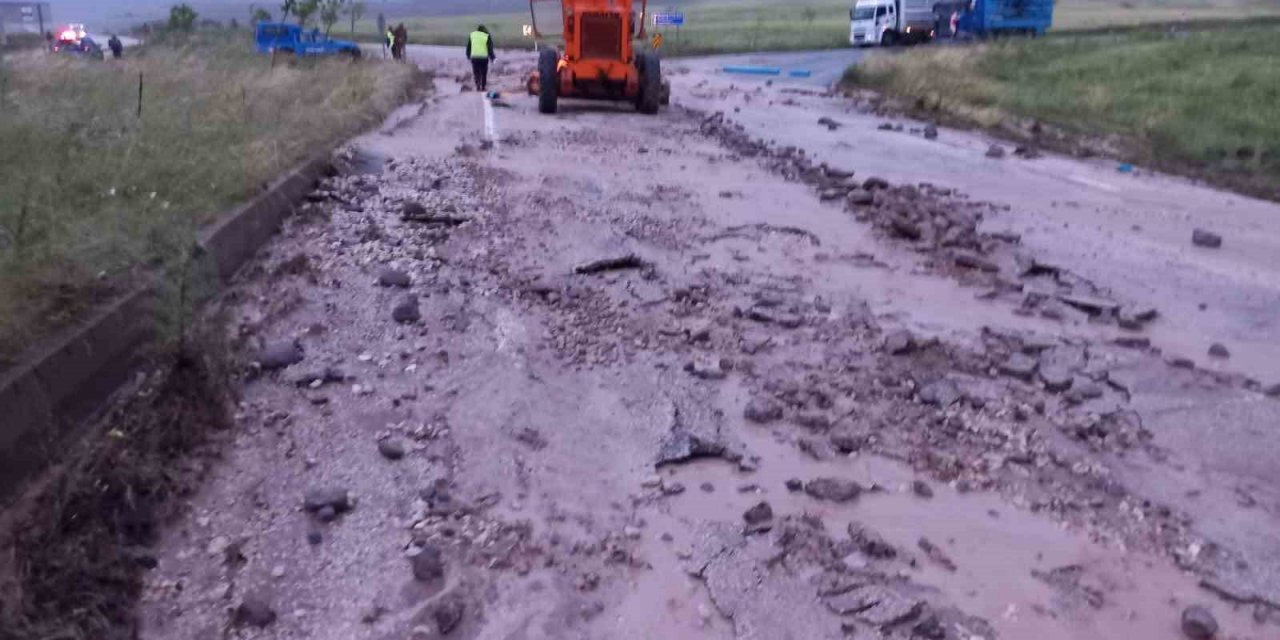 Tunceli’de heyelan nedeniyle yol kapandı