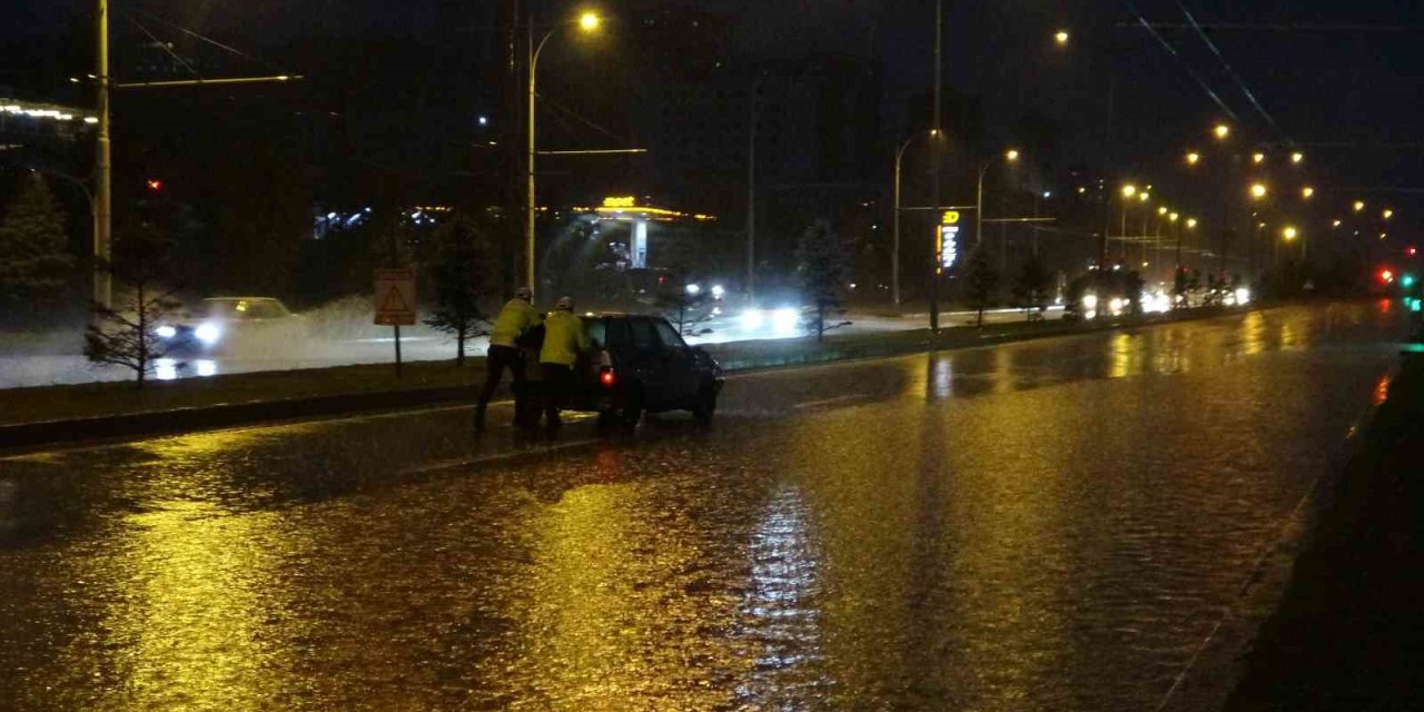 Malatya’yı sağanak vurdu, araçlar yolda kaldı