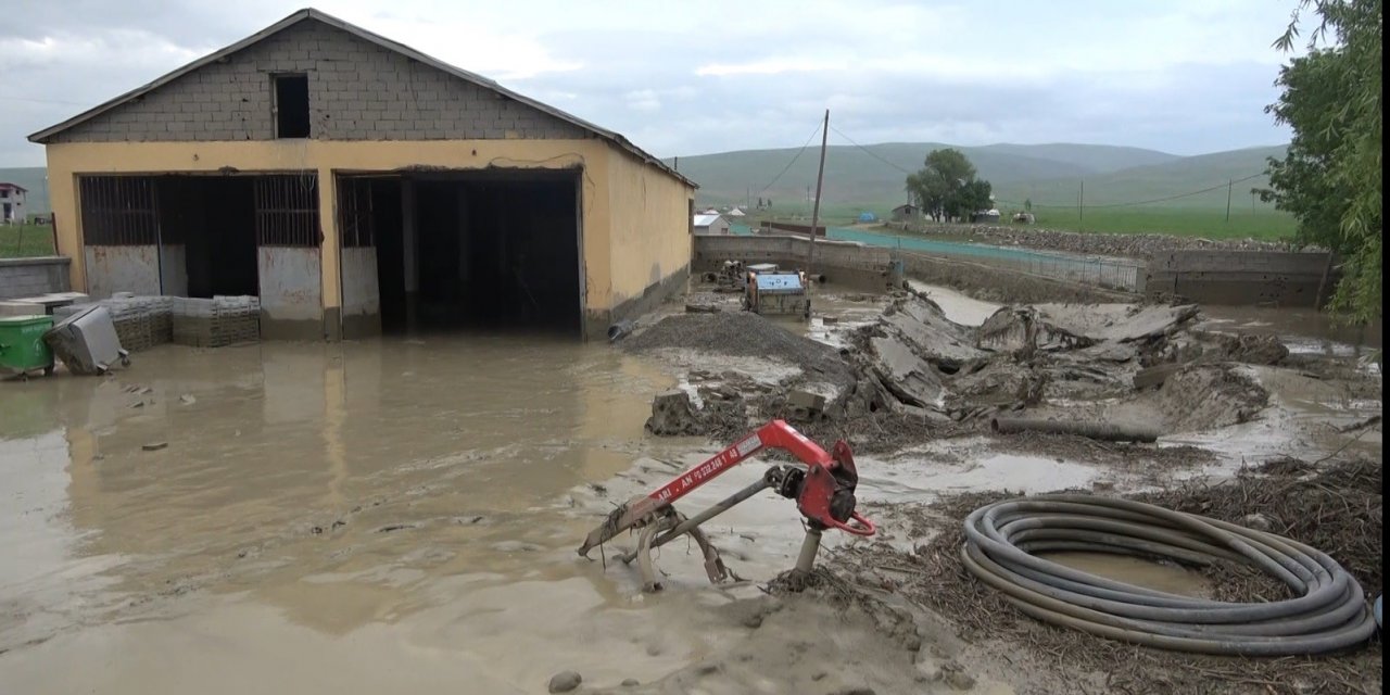 Muş’ta selde köprü yıkıldı, 5 araç ve 35 ev hasar gördü