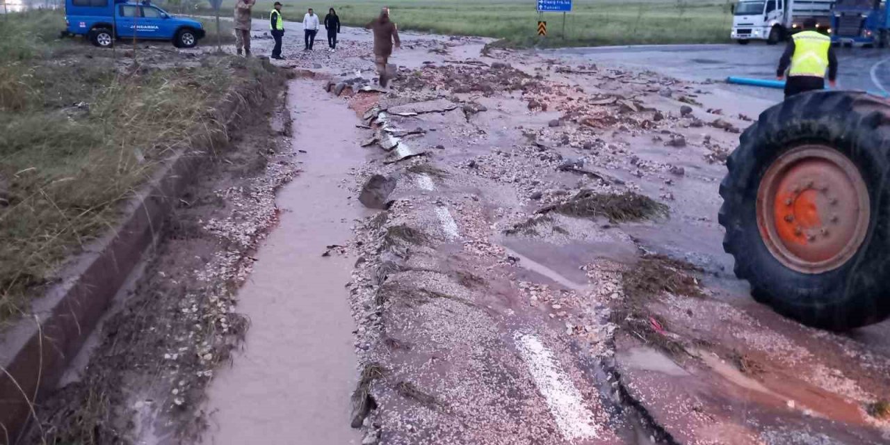 Aşırı yağış nedeniyle kapatılan yol, trafiğe açıldı