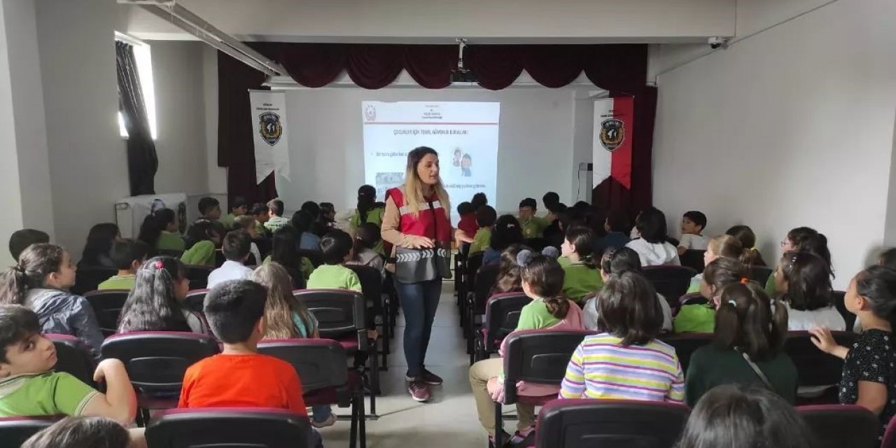 Polislik mesleğini tanıyıp suçtan korunma yöntemlerini öğreniyorlar