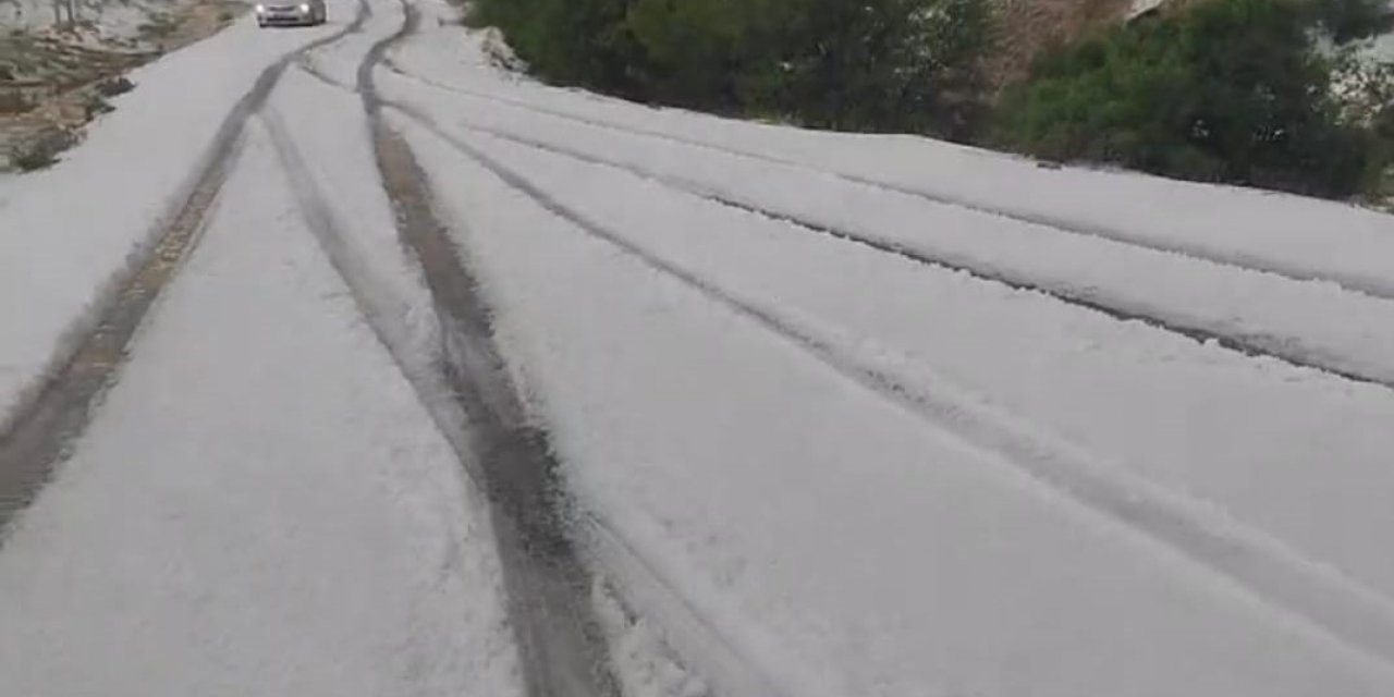 Malatya’da dolu yolları kapattı, çok sayıda araç yolda kaldı