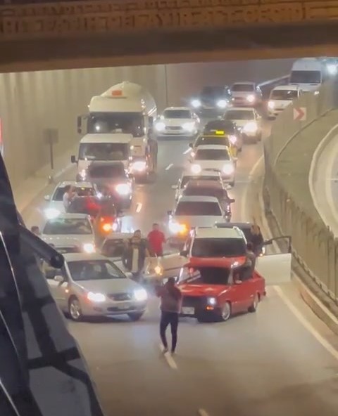 Yolu kapatıp asker eğlencesi yaptılar, o anlar kameraya yansıdı