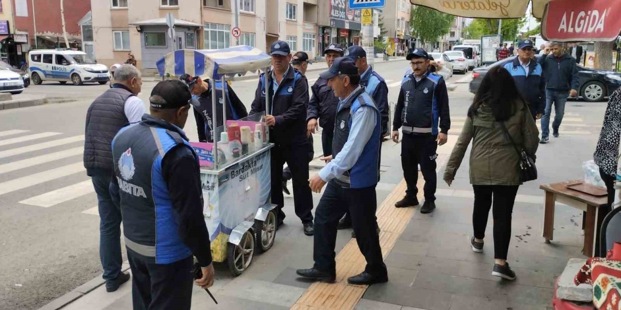 Kars’ta belediyeden kaldırım işgallerine müdahale