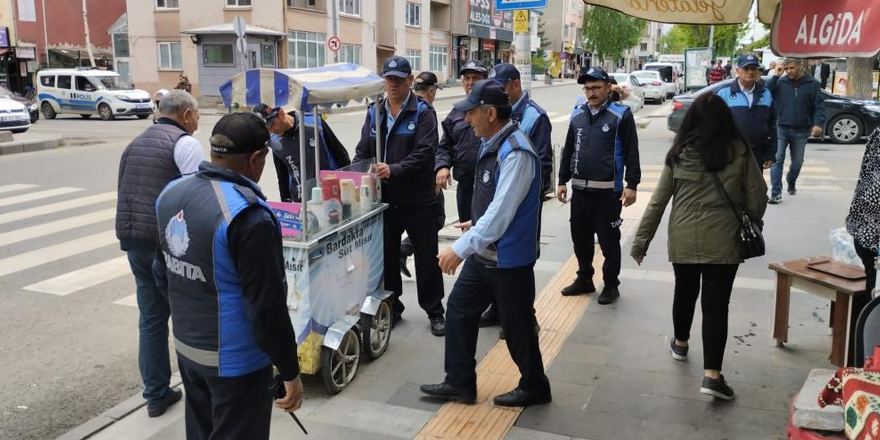 Kars’ta belediyeden kaldırım işgallerine müdahale