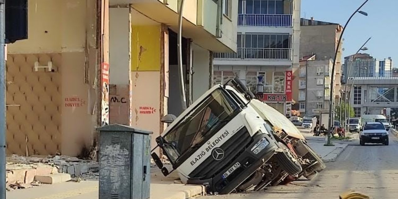 Ağır hasarlı binanın önündeki yol çöktü, araç içerisine düştü