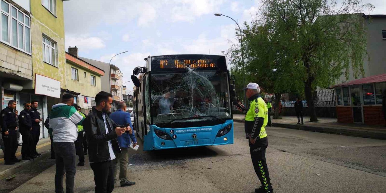 Erzurum’da iki otobüs çarpıştı: 12 yaralı