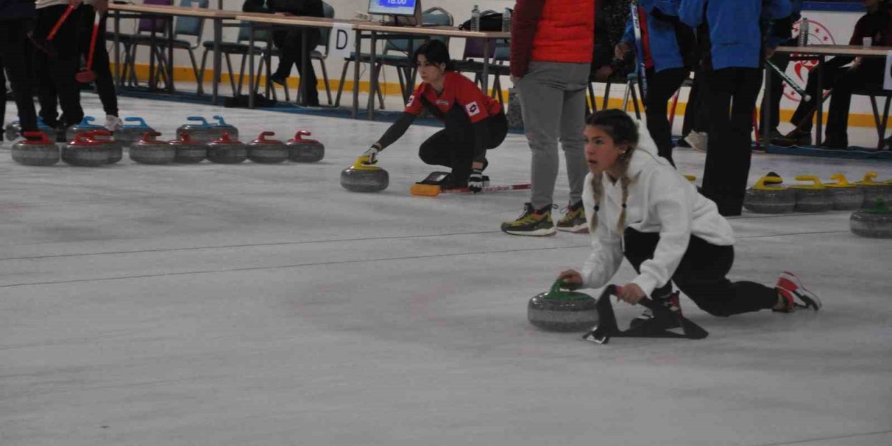 Kars’ta Curling Türkiye Şampiyonası heyecanı sürüyor