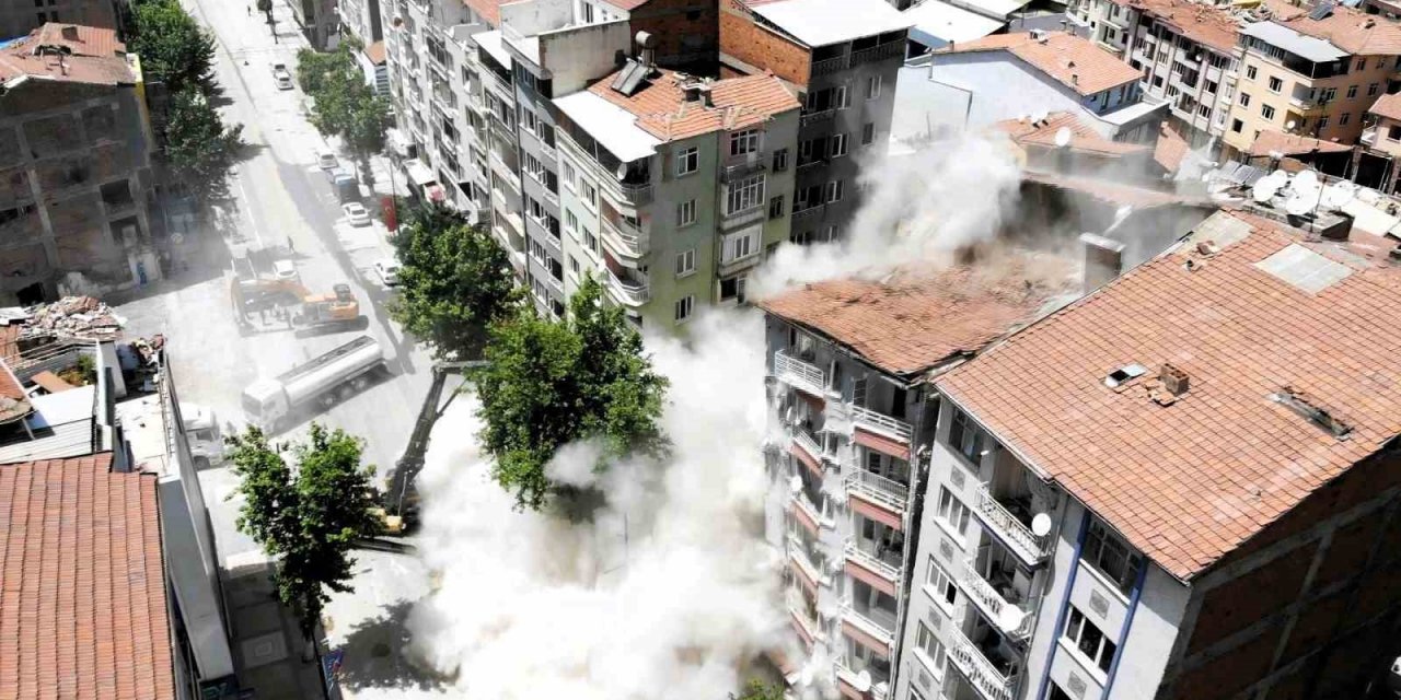 Malatya’da ağır hasarlı binaların yıkımına hız verildi