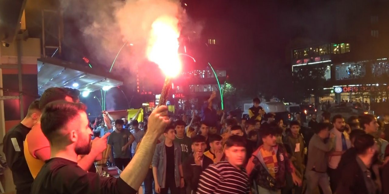 Muş’ta Galatasaray taraftarı şampiyonluğu ve Fenerbahçe galibiyetini coşku ile kutladı