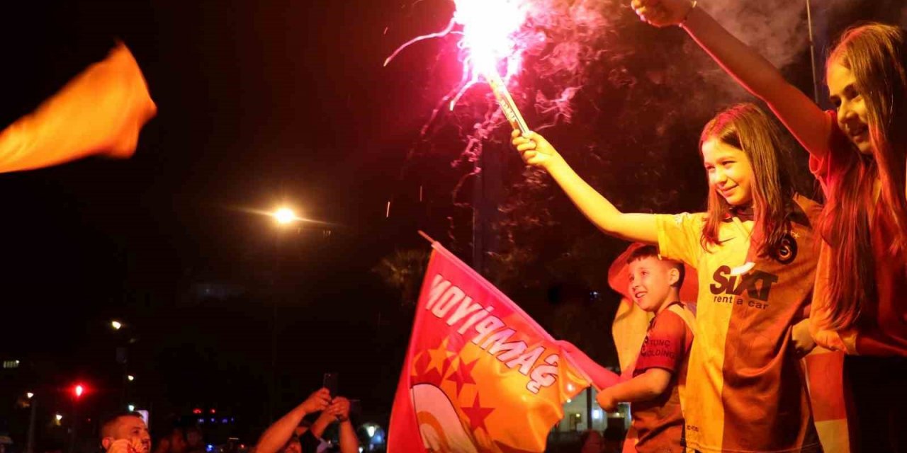 Erzincan’da Galatasaray taraftarları meydanı panayır alanına çevirdi