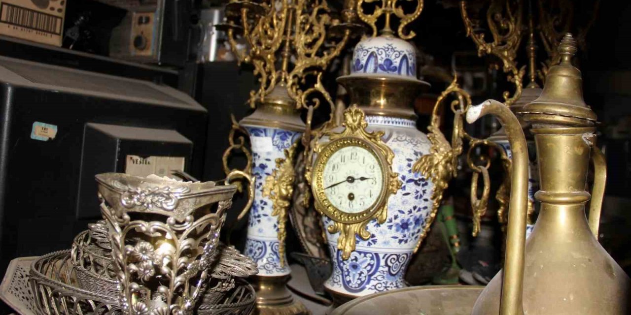 Hobi olarak başladı, yüz binlerce antika ve nostalji eser biriktirdi