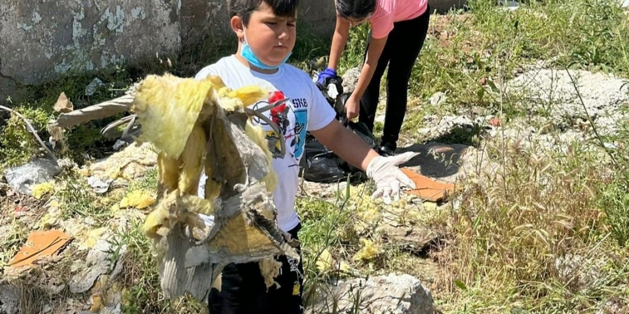 Tunceli’de minik eller çevreyi temizledi