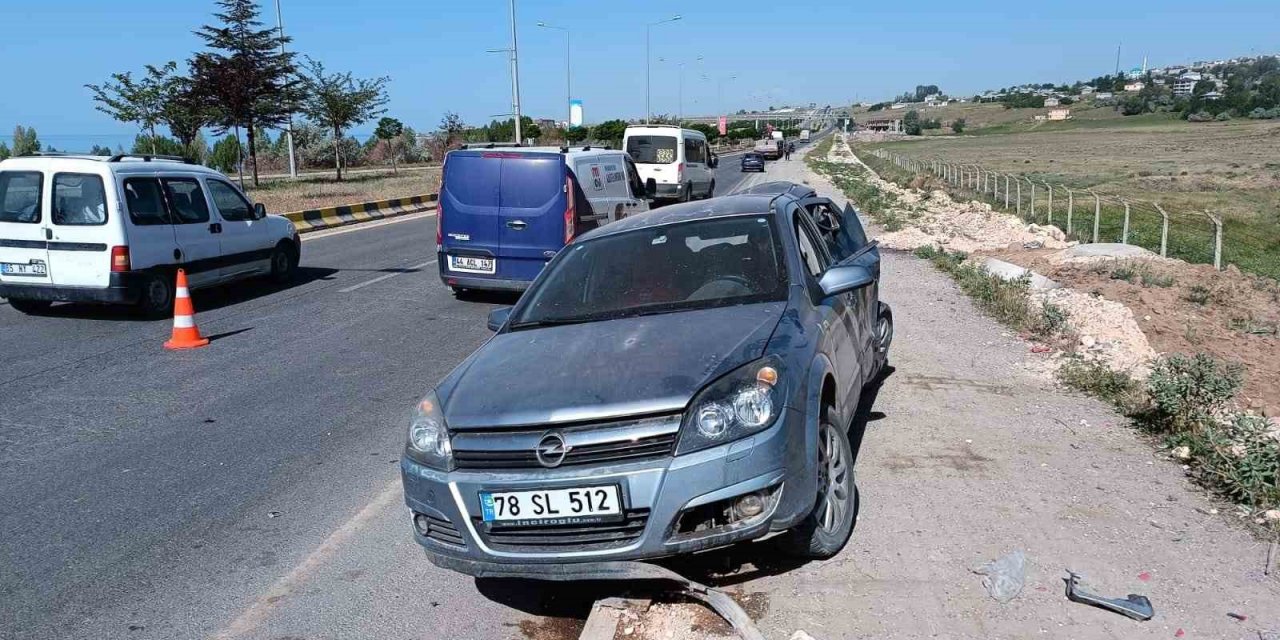 Otomobille öğrenci servisi çarpıştı: 8 yaralı