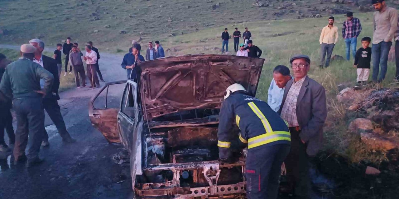 Seyir halindeki otomobil alev alev yandı