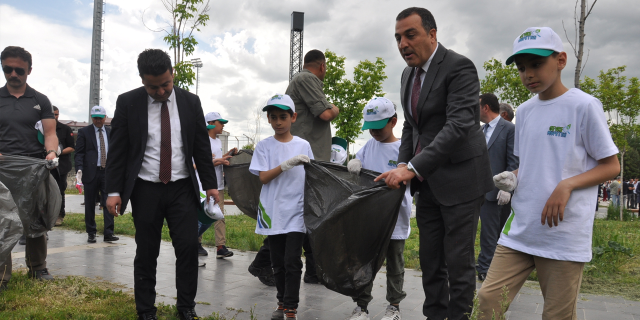 Kars’ta protokol üyeleri ve öğrenciler çöp topladı