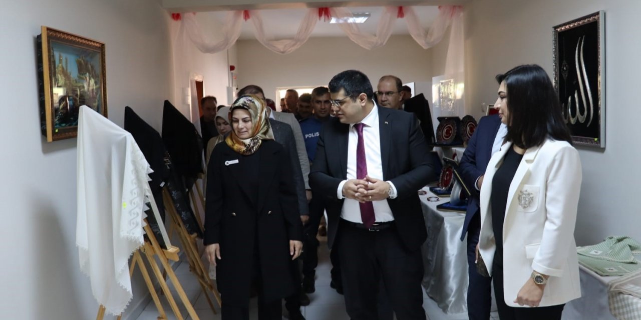 Tercan’da hayat boyu öğrenme sergisi açıldı