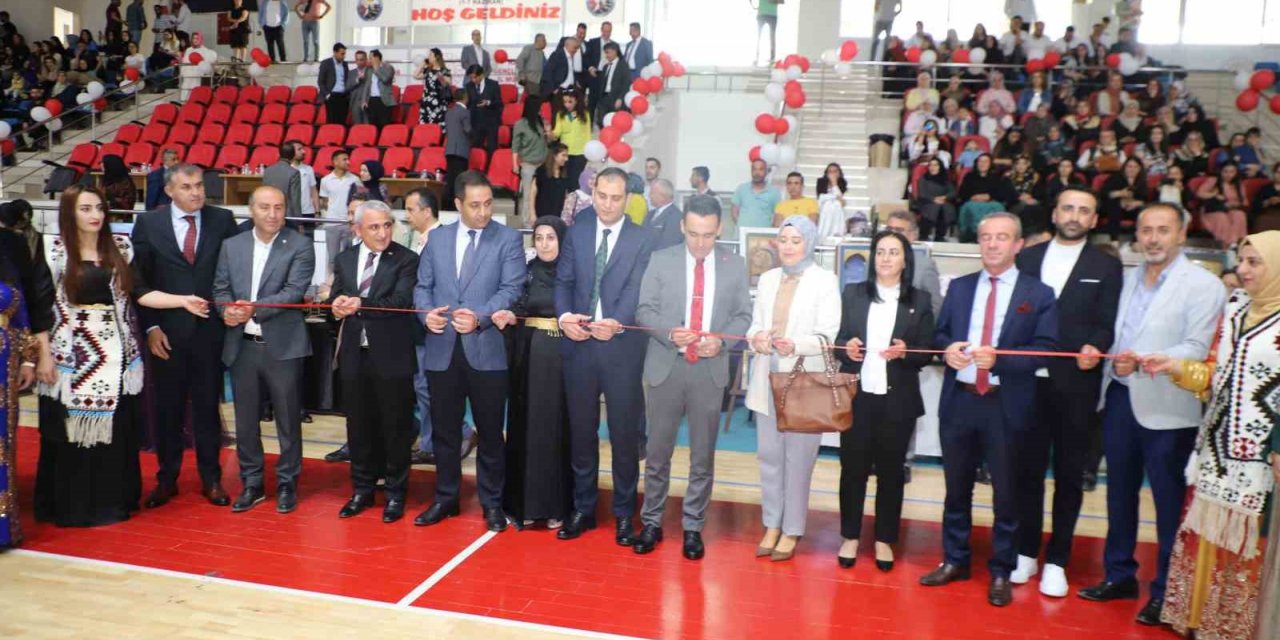 Hakkari’de yılsonu sergisine yoğun ilgi