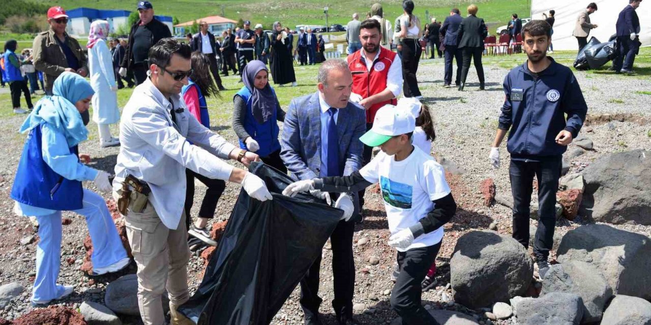 Çıldır Gölü’nde kıyı temizliği yapıldı