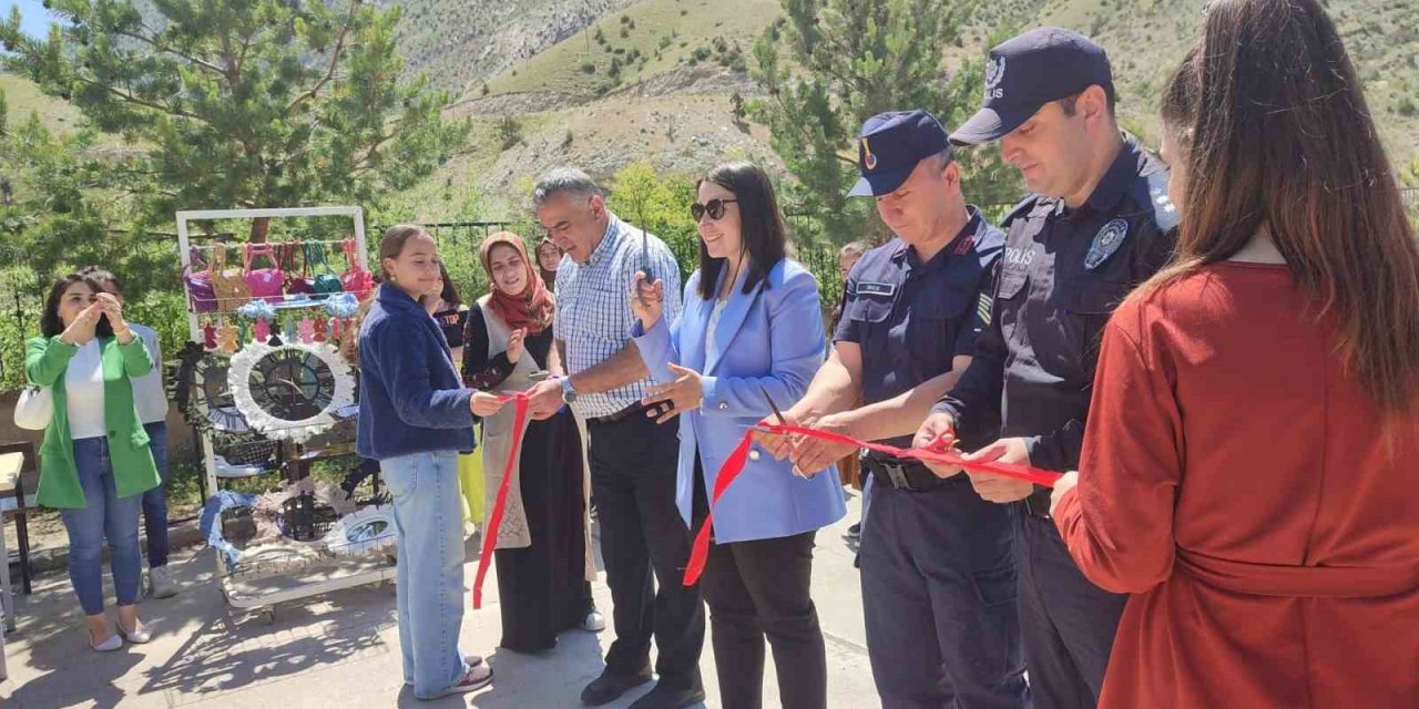 Yıl sonu sergisinden elde ettikleri geliri deprem bölgesindeki kardeş okullara gönderecekler