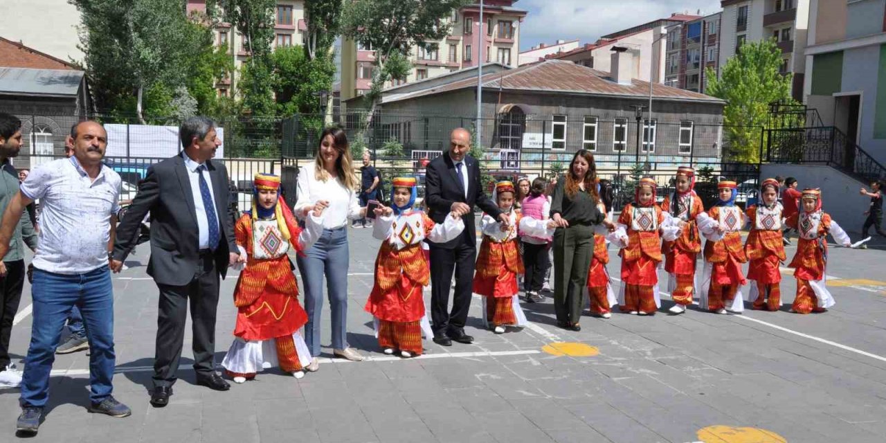 Kars’ta öğrencilerden depremzedelere destek