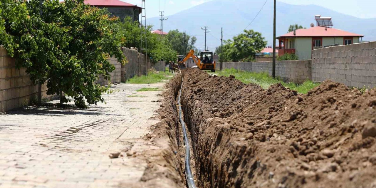 Iğdır’da yeni yol ve içme suyu hattı çalışmaları devam ediyor