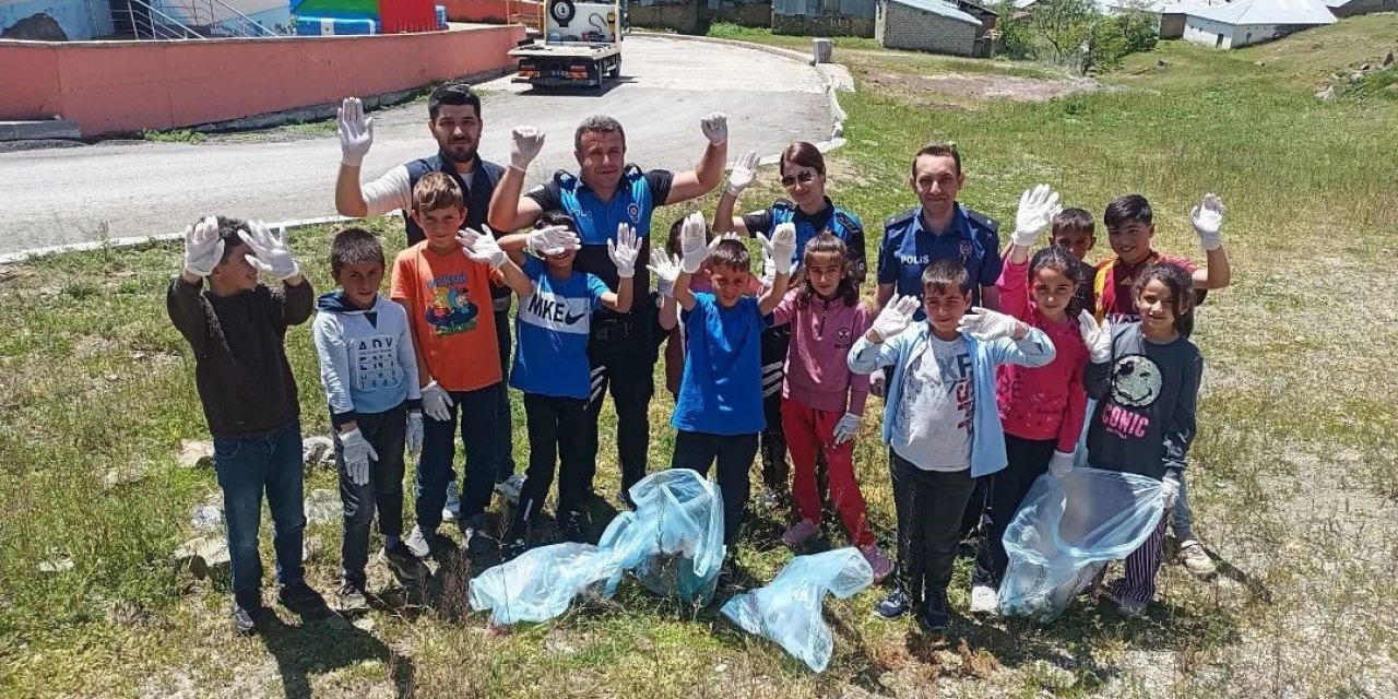 İlkokul öğrencileri polis ağabeyleriyle çevreyi temizledi