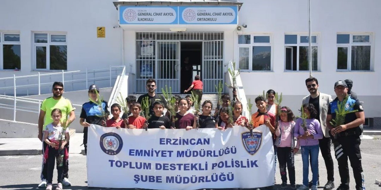 Erzincan’da polisler çocuklarla fidan dikti