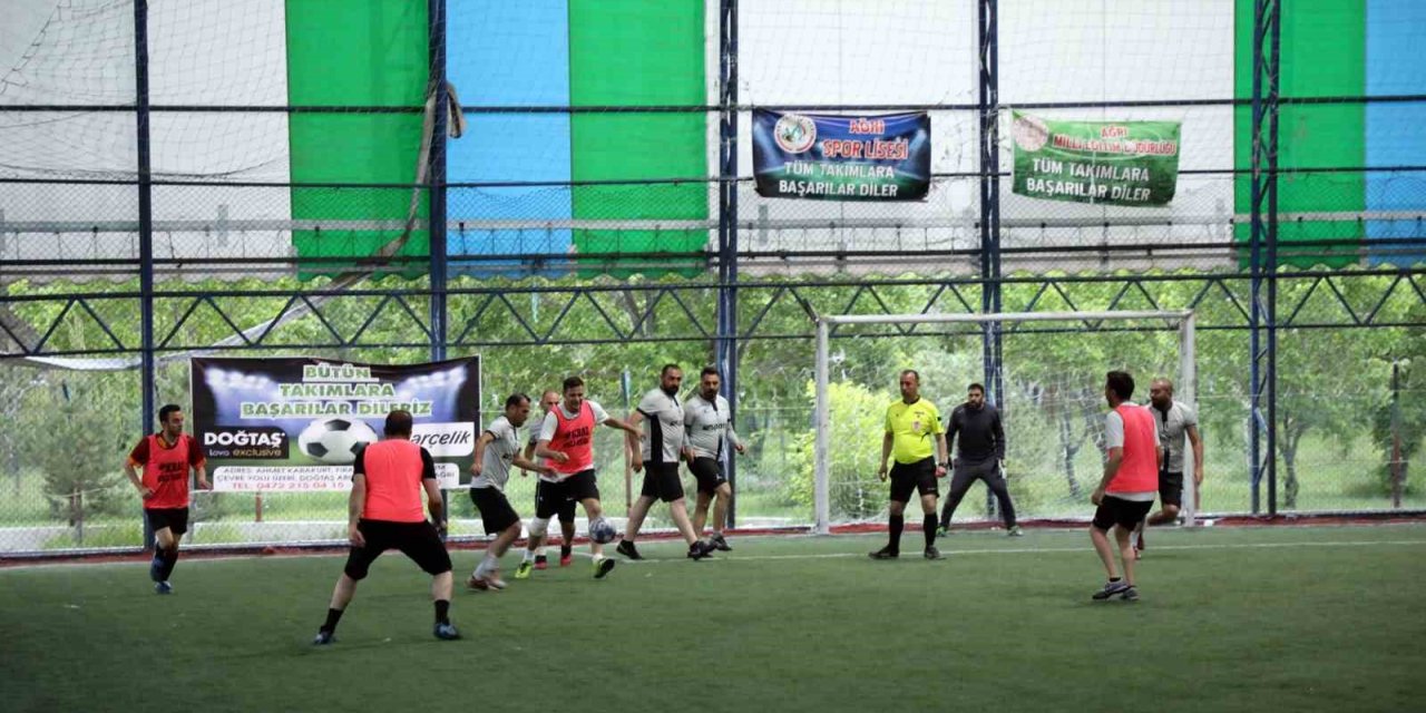 Ağrı’da "Geleneksel Öğretmenler Arası Futbol Turnuvası"