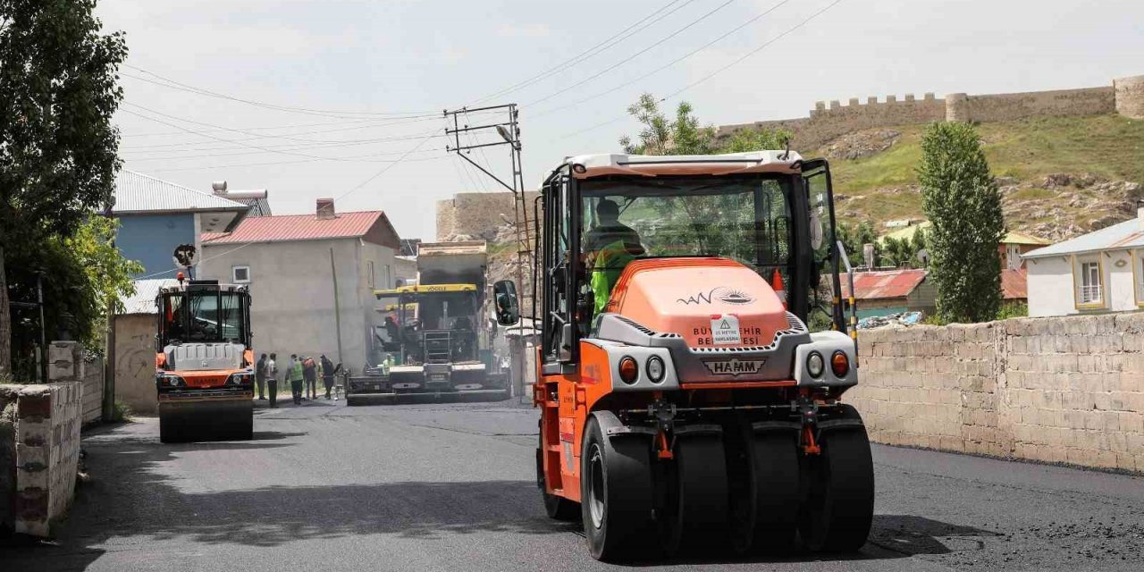 Van Büyükşehir Belediyesinden yol asfaltlama çalışması