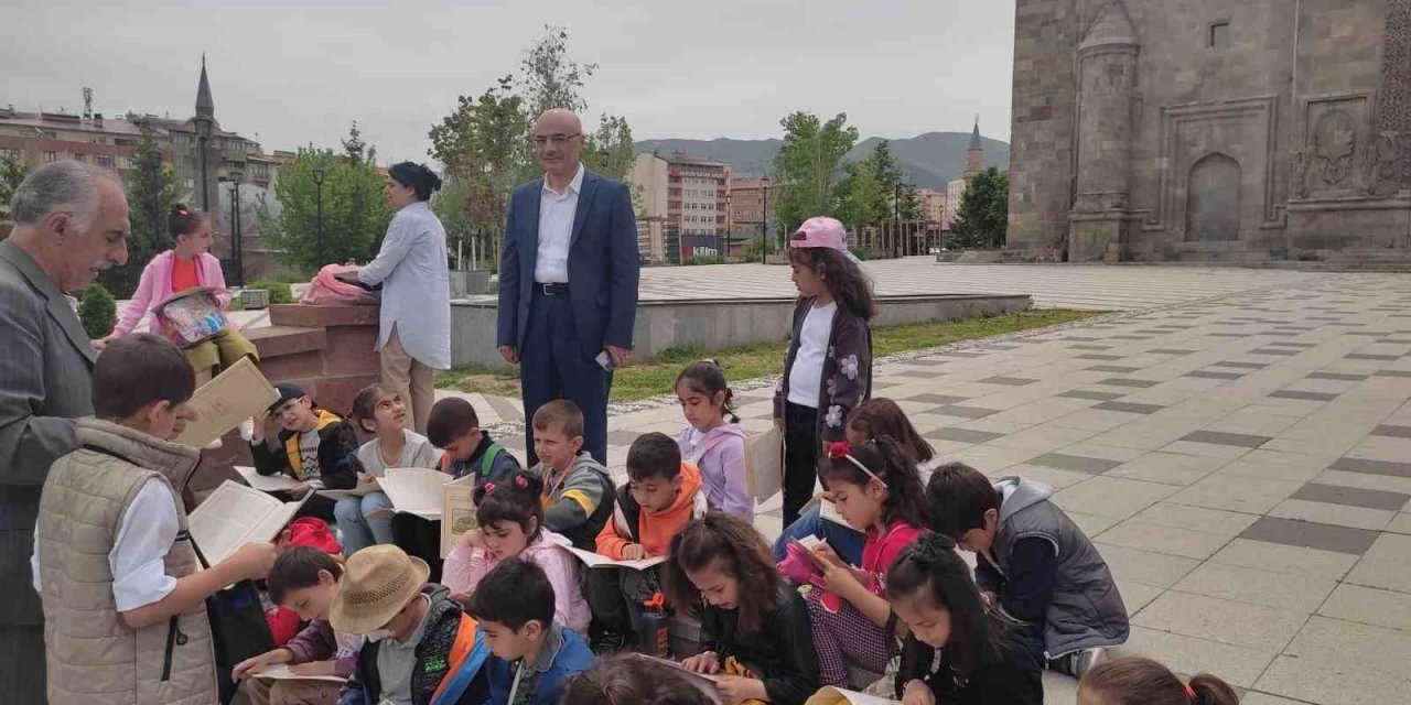 Saltuklu Hoca, miniklere Saltuklu eserlerini tanıttı