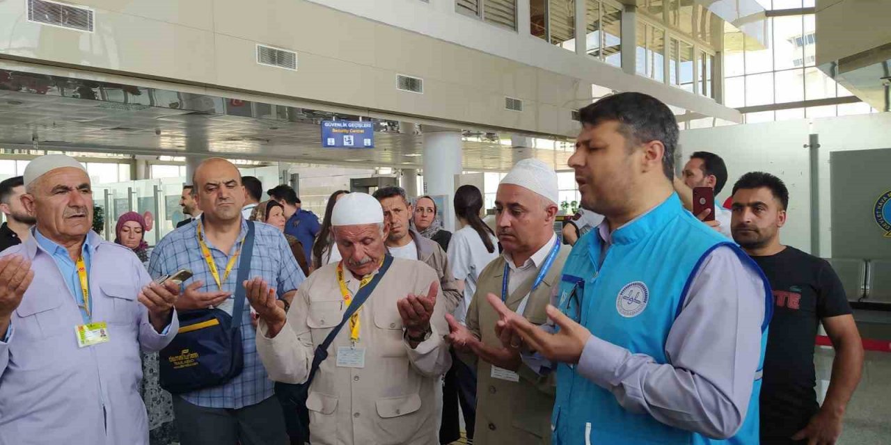 Yüksekovalı hacı adayları yola çıktı