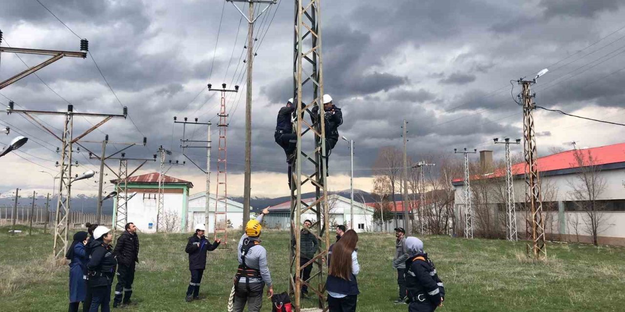 Genç mühendislere yüksekte çalışma eğitimi verildi