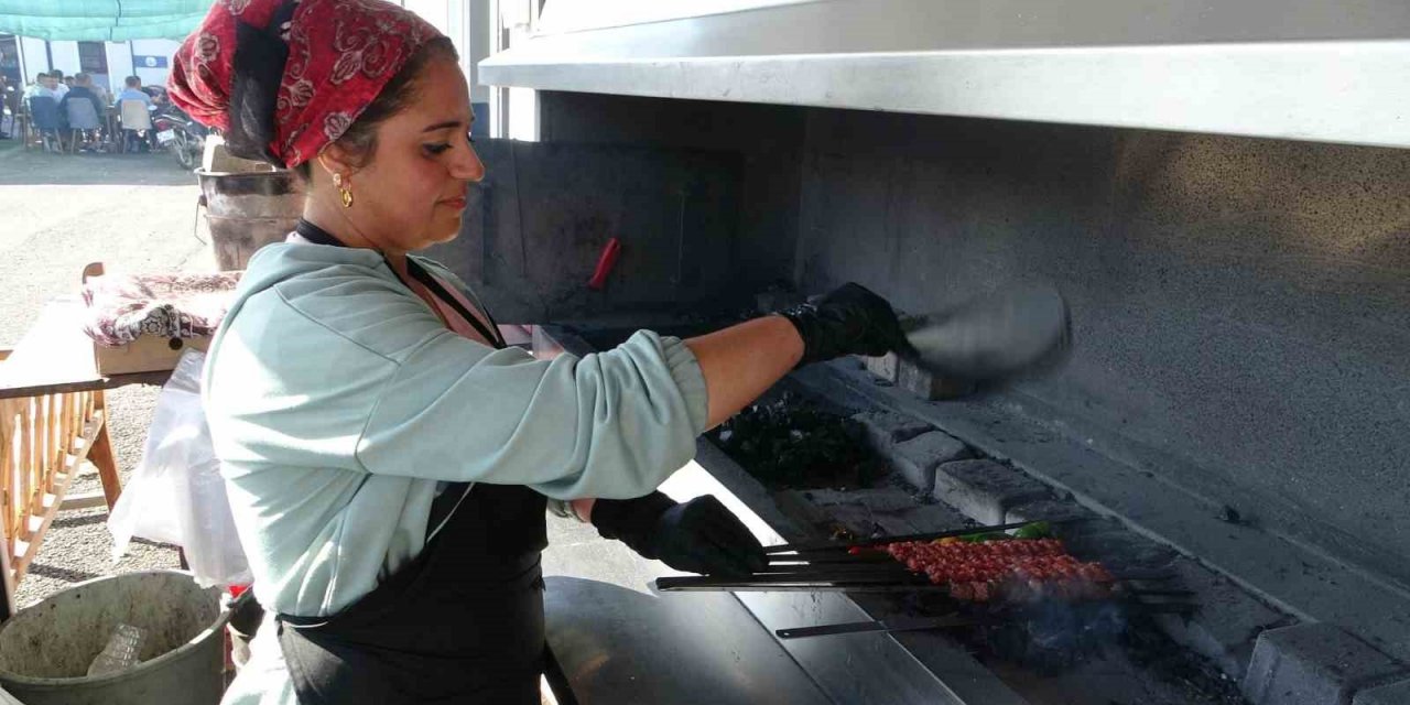 Malatya’nın tek kadın kebap ustası konteynerde ekmek mücadelesini sürdürüyor