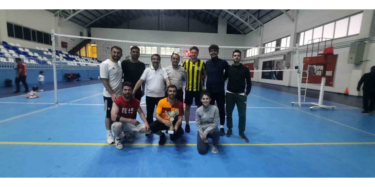 Eleşkirt’te Voleybol Turnuvasında Şampiyon Ergözü Ortaokulu