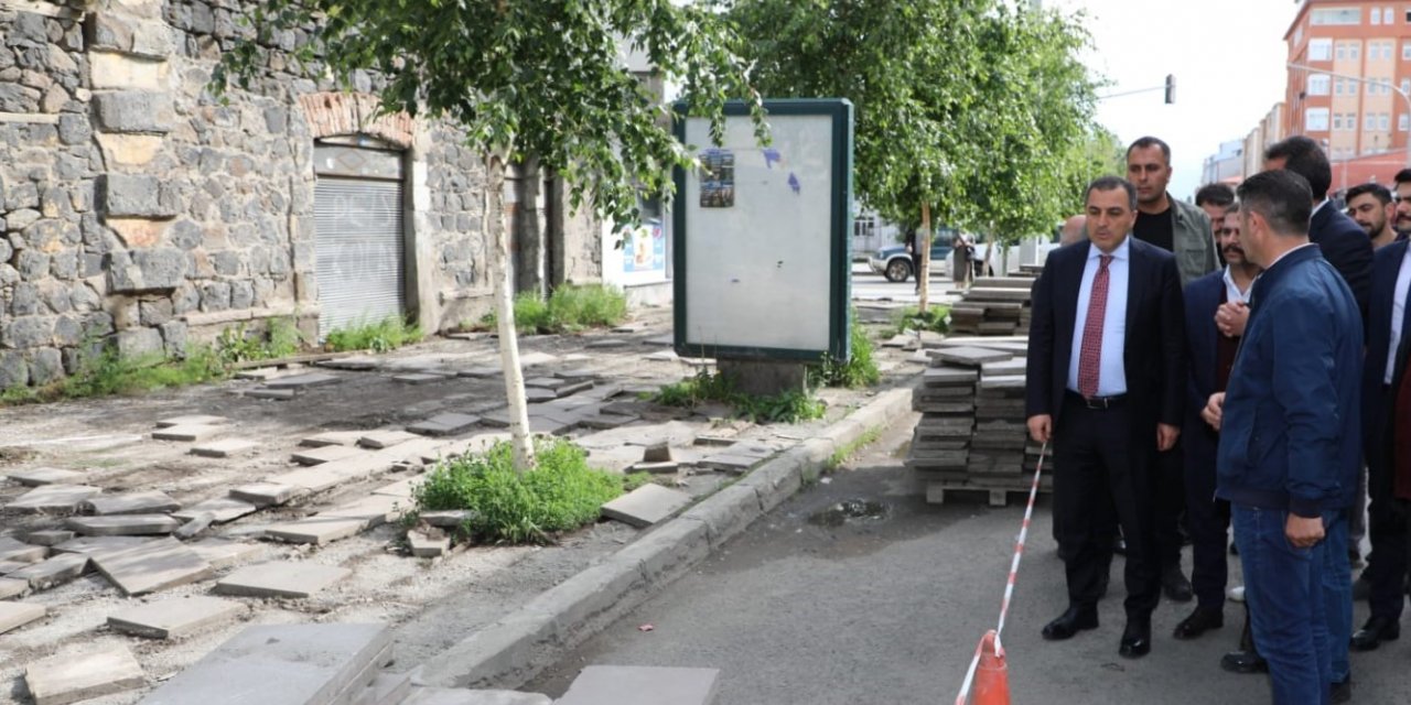 Kars Belediyesi kaldırımları yapıyor