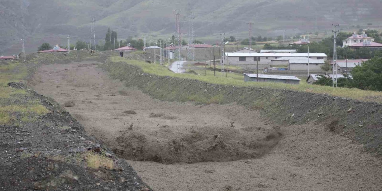 Erzincan’da sağanak sonrası derelerden sel geldi