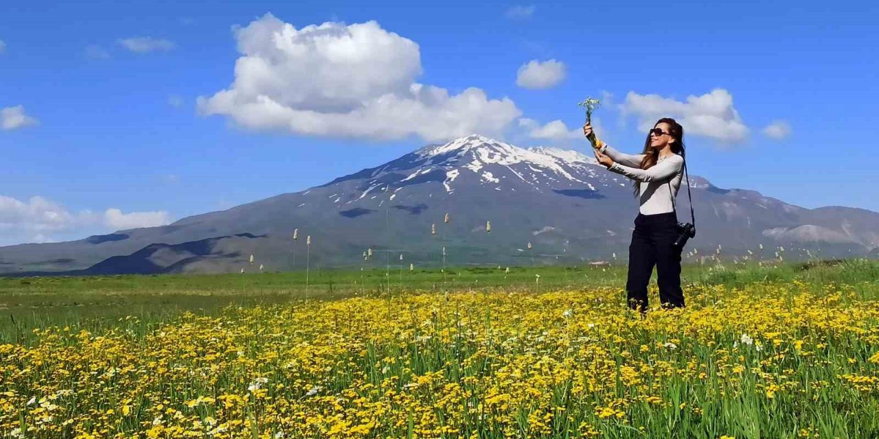 Bahar çiçekleriyle renklenen Sütey Yaylası ve Süphan Dağı hayranlık uyandırıyor